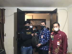 WALI KOTA SERAHKAN PAKET SEMBAKO KEPADA JURNALIS