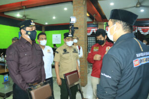 WALI KOTA BANJARBARU TUTUP 3 USAHA PELANGGAR PPKM LEVEL IV