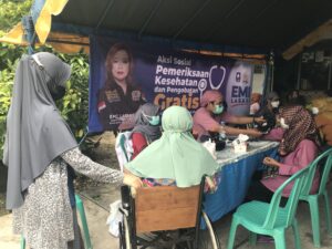 EMI LASARI SEDIAKAN TEMPAT PEMERIKSAAN KESEHATAN UNTUK WARGA DAN LANSIA