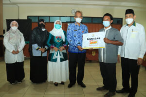 SEKDA TERIMA DAN SERAHKAN BANTUAN DARI BAZNAS