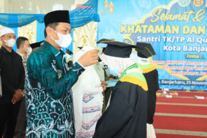 WARTONO HADIRI KHATAMAN AL QUR’AN SANTRI SE KOTA BANJARBARU