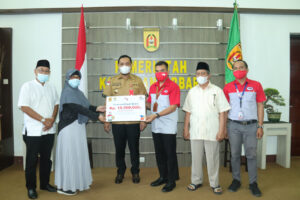 WALI KOTA TERIMA ZAKAT DARI JNE KALSEL UNTUK MASYARAKAT YANG MEMBUTUHKAN