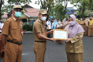 WARTONO BERIKAN PENGHARGAAN KE SATUAN PENDIDIKAN