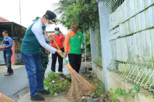 WARTONO BERSIHKAN DRAINASE BERSAMA WARGA