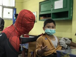 TARMIDI GUNAKAN KOSTUM SPIDERMAN HIBUR ANAK VAKSIN