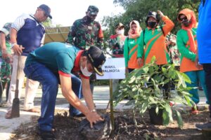 BERSAMA MASYARAKAT, WARTONO BERSIHKAN LINGKUNGAN