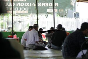 ANAK SEKOLAH MEROKOK BEBAS, PETUGAS DIMANA