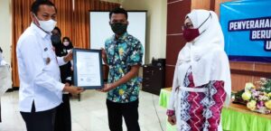 WARTONO SERAHKAN SERTIFIKAT KE UMKM