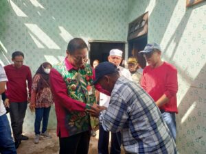 WARTONO SERAHKAN BANTUAN KE KORBAN KEBAKARAN