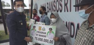 WALI KOTA SERAHKAN BANSOS RT MANDIRI