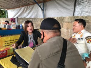 EMI LASARI HADANG SATPOL PP BANJARBARU