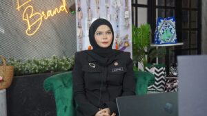 VIVI ZUBEDI: KAMI KENALKAN 10 LOOK
