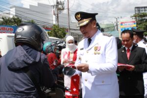 WALI KOTA BANJARBARU BAGIKAN 5000 BENDERA
