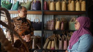 TENTANG RAPERDA KAMPUNG WISATA NURKHALIS KUNJUNGI KAMPUNG PURUN