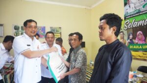 WALI KOTA SERAHKAN BANTUAN KE KORBAN BANJIR