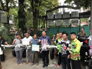 WALI KOTA BERIKAN BANTUAN KE KELOMPOK TANI