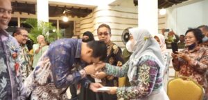 ASN PENSIUN DAPAT SANTUNAN DARI WALI KOTA
