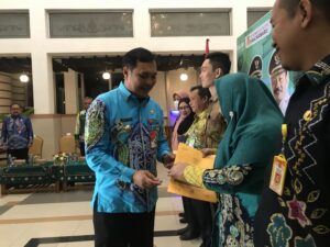 WALI KOTA BANJARBARU SERAHKAN SK KENAIKAN PANGKAT ASN