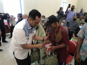 WALI KOTA SERAHKAN 400 PAKET SEMBAKO