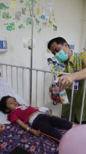 RSDI BANJARBARU BAGIKAN PARCEL KE PASIEN