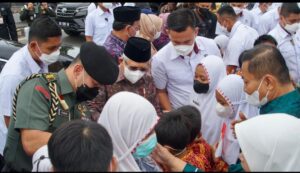 WAPRES RI BAGIKAN TAS DAN ALAT TULIS DI SDN 1 SYAMSUDIN NOOR