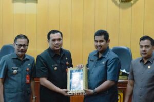 WALI KOTA SAMPAIKAN PRESTASI PEMBANGUNAN DALAM  LKPJ 2022 DI DPRD