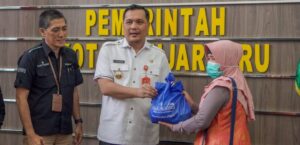 WALI KOTA BANJARBARU SECARA SIMBOLIS BERIKAN PAKET RAMAHDHAN DI HARI JADI BANK KALSEL