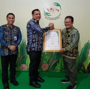 WALI KOTA TERIMA PENGHARGAAN RSDI BANJARBARU SEBAGAI RS PARIPURNA BINTANG LIMA