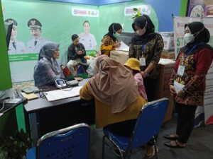 PENGUNJUNG RAMAI DATANGI STAND RSDI BANJARBARU DI TITECH EXPO 2023