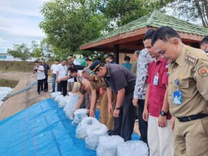 TEBAR BIBIT IKAN DI WADUK BANDARA SYAMSUDIN NOOR BANJARBARU, KETUA DEWAN: PERTAHANKAN