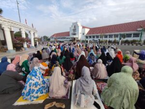 UNTUK MENGATASI KABUT ASAP, PEMKO BANJARBARU SALAT ISTISQA MINTA HUJAN