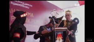 DIDUGA KELELAHAN, KETUA KPU BANJARBARU TUMBANG SAAT ACARA KIRAB PEMILU 2024