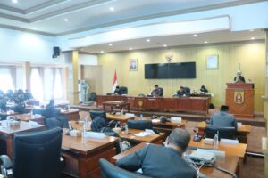 DPRD BANJARBARU KEMBALI SAHKAN TIGA RAPERDA