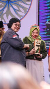 MENTERI LHK BERIKAN PENGHARGAAN KE DLH BANJARBARU