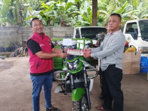 WINDI NOVIANTO SERAHKAN EMPAT BUAH TOSSA KE WARGA