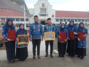 DUA ASN PEMKO BANJARBARU TERIMA PENGHARGAAN DARI WALI KOTA