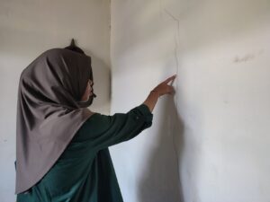 PEMBANGUNAN EMBUNG GUNUNG KUPANG DIDUGA RUSAK RUMAH WARGA