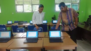 SMPN 14 BANJARBARU TERIMA BANTUAN KOMPUTER DARI KETUA DPRD BANJARBARU