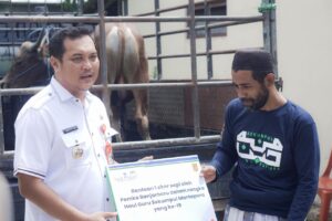 WALI KOTA BANJARBARU SERAHKAN BANTUAN KE BELASAN RT DI KECAMATAN LIANG ANGGANG