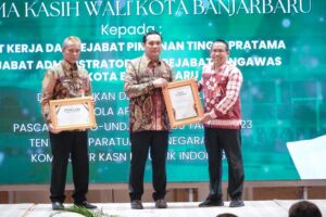 RATUSAN ASN TERIMA PENGHARGAAN DARI WALI KOTA BANJARBARU