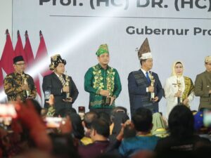 SATU-SATUNYA DI KALSEL, WALI KOTA BANJARBARU TERIMA PENGHARGAAN DARI PWI