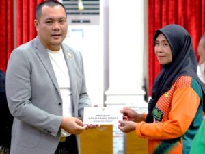 WALI KOTA BANJARBARU BAYAR ZAKAT MELALUI BAZNAS