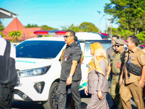 20 AMBULANS DISERAHKAN ADITYA UNTUK PUSKESMAS