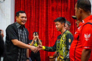 PULUHAN DAMKAR DI BANJARBARU TERIMA BANTUAN DARI ADITYA
