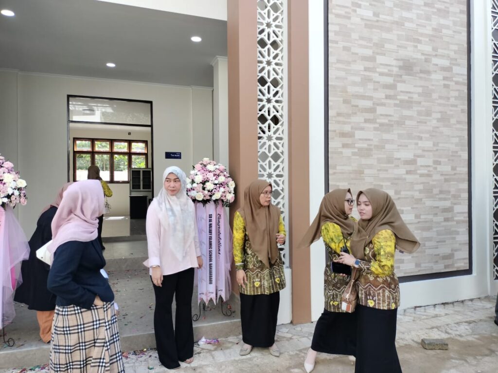 HJ ERNA HALABY RESMIKAN GEDUNG BERTINGKAT DUA SD AL HALABY ISLAMIC SCHOOL YAYASAN ABDUL AZIS HALABY