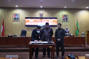 RAPERDA PERTANGGUNG JAWABAN APBD DISAHKAN DPRD
