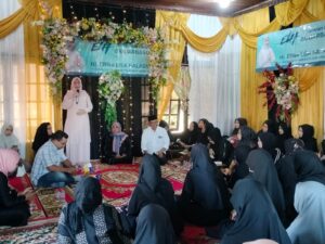 LISA HALABY BERSHOLAWAT HINGGA MENGGAWAH BERSAMA WARGA