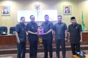 WALI KOTA SAMPAIKAN KENAIKAN APBD KE DPRD BANJARBARU