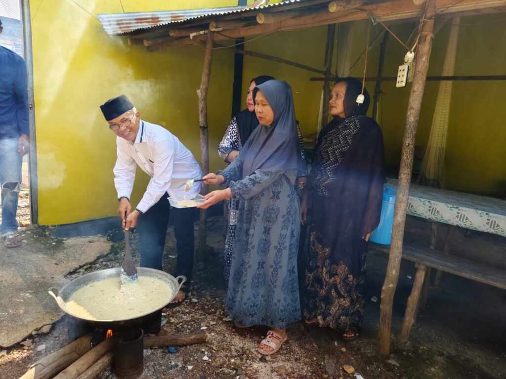 PERINGATI HARI ASYURA 10 MUHARRAM, WARGA PUMPUNG MEMASAK BUBUR ASYURA BERSAMA ELH