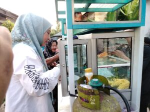 BAKSO GRATISLISA HALABY BANTU PEDAGANG PENTOL DAN BAKSO DI BAGIKAN GRATIS KE WARGA